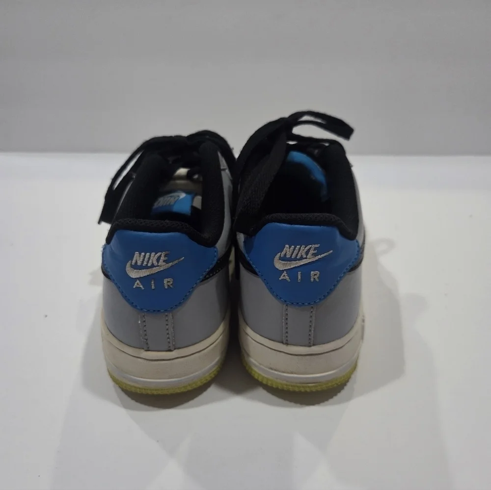 Nike Air Kids Sneakers Sz.5,5 Y Gray